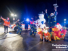 Foto t&w Schneemann und Weihnachtsmann. DRK und THW winken den Kindern im Klinikum zu